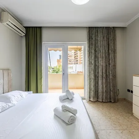 New Bazaar Panorama By Pikhost 地拉那